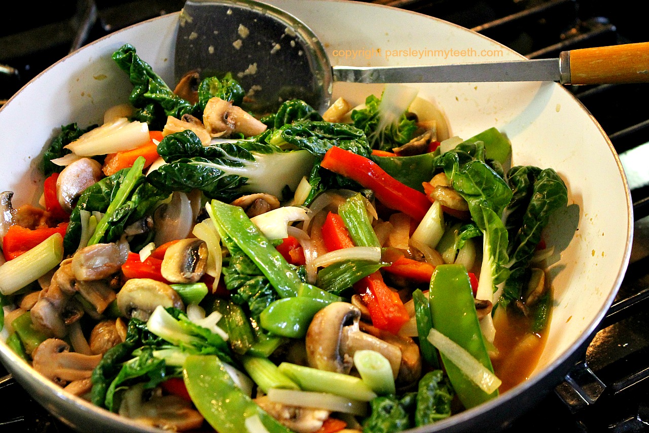 Овощи с соевым соусом свежие. Овощи стир Фрай. Овощи по тайски. Овощи жареные по тайски. Тайская кухня овощи.
