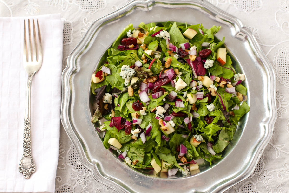 https://parsleyinmyteeth.com/wp-content/uploads/2014/11/Mixed-Greens-Salad-with-Cranberries-Walnuts-Lemon-Dressing-1.jpg
